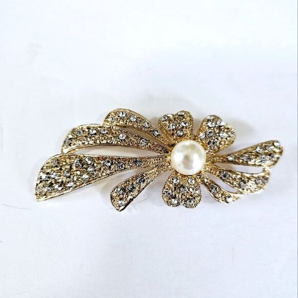 Vintage Clear Pave Rhinestone Faux Pearl Gold Tone Bow Ribbon Floral Brooch Pin - Picture 1 of 8